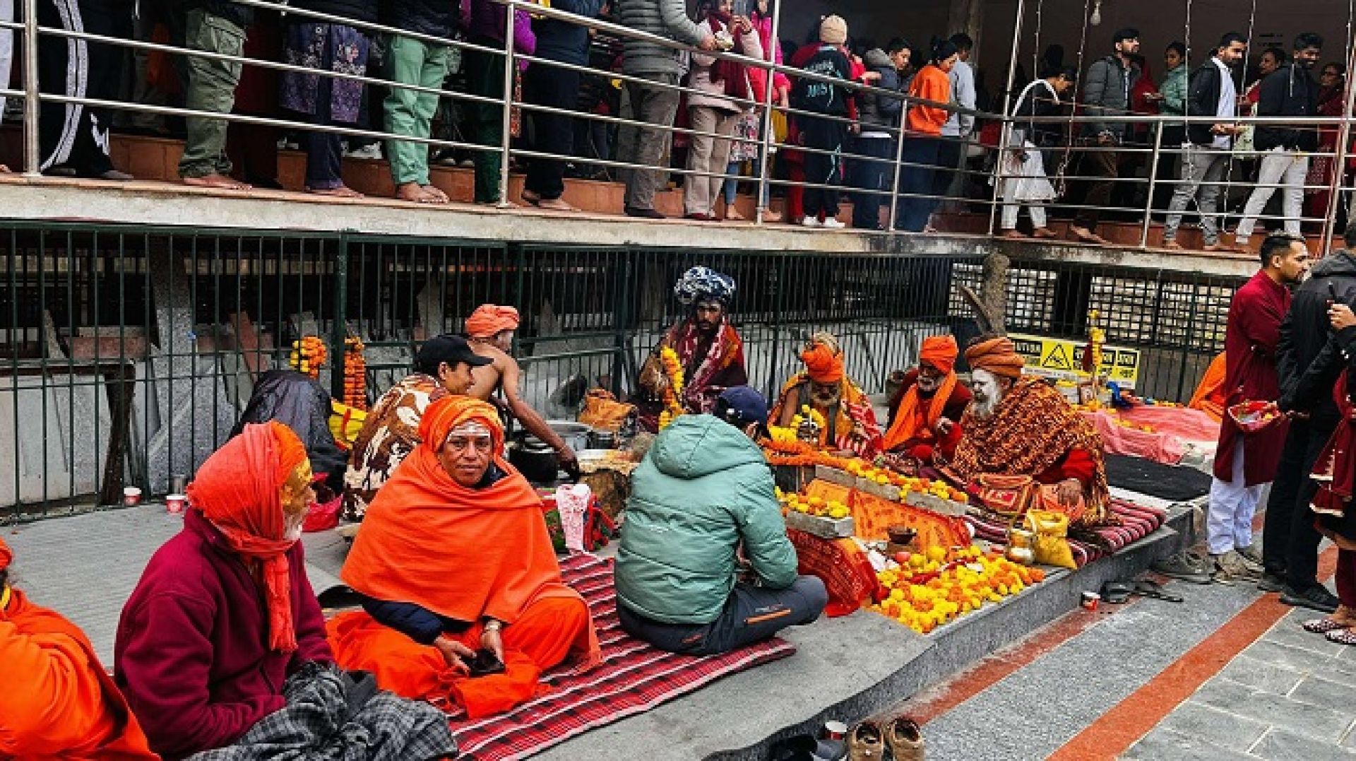 डोलेश्वरका चारै ढोका खुल्ला, दर्शनार्थीको भिड 